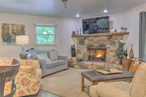 Beautiful Connestee Falls Home w/ Porch in Brevard - Innenbereich