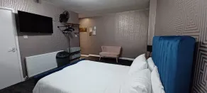 Vinnie's Family Hotel - Camera