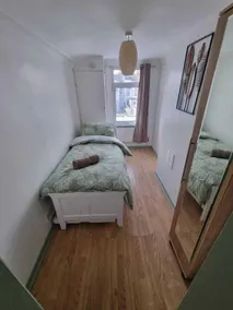 Modern central Dartford 4-Bed House with Parking - Camera