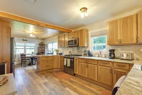 Waterfront Haven Bi-level Lakefront Deck/game Cntr - Interni