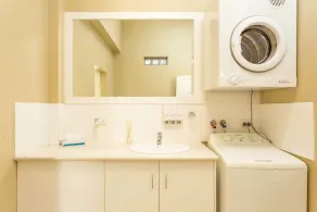 Globe Apartments - Bathroom