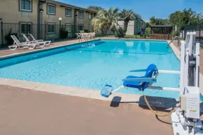 Super 8 by Wyndham Beaumont I-10 College St - Piscine
