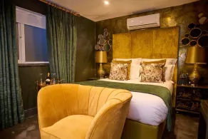 Funky Monk Restaurant and Rooms - Room