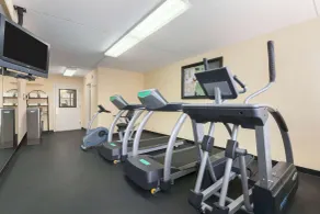Ramada by Wyndham Rochelle Park Near Paramus - Salle de remise en forme