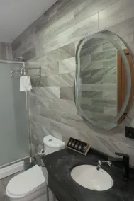 Isle Hotel - Bathroom