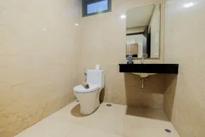 Relaxing 1BR Apartment at 15th Floor L'Avenue By Travelio - Badrum