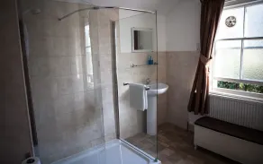 Queen Anne's Guest House - Bathroom