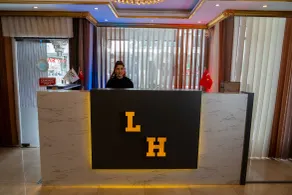 Loss Hotel - Resepsjon