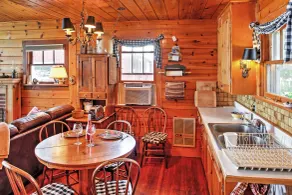 Newport Cabin w/ Lakefront Private Porch & Grill! - Innvendig