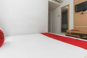 RedDoorz Plus near Galaxy Bekasi - Værelse