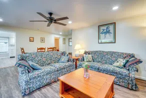 Pet-friendly Little Egg Harbor Home w/ Fenced Yard - Intérieur