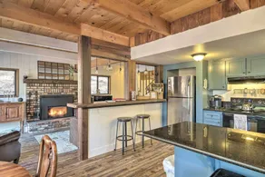 Walk Downtown: Arnold Cabin w/ Large Deck! - Interiør