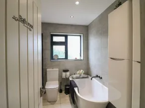 57 Howden Avenue - Baño