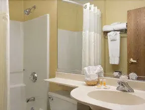 Days Inn & Suites by Wyndham Lafayette IN - Bathroom