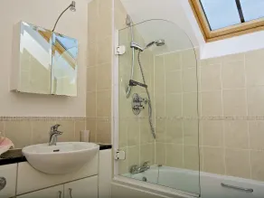 Ocean View Apartment - Bathroom