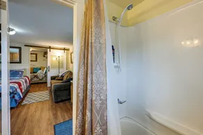 Unwind w/ a Shared Hot Tub: Cozy Whittier Getaway - Intérieur