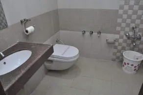 The New Holiday Inn - Bathroom