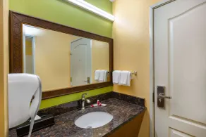 Super 8 by Wyndham Lake of the Ozarks - Baño