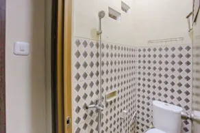 RedDoorz At Villa Akbar 3 - Badeværelse