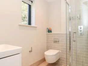 3 The Hide - Bathroom