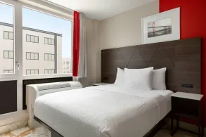 Ramada by Wyndham Brooklyn Empire Blvd - Room