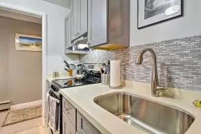 Walk to Keller Beach: Waterfront Studio w/ Hot Tub - Innvendig
