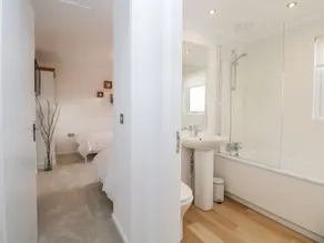Hollytree Lodge - Bathroom
