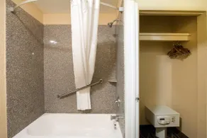 Quality Inn & Suites I-35 near Frost Bank Center - Salle de bain
