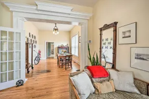 Historic 'Watson' Brick House w/ Private Deck! - Interiør