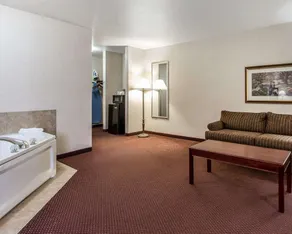 Quality Inn & Suites Fort Madison near Hwy 61 - Zimmer