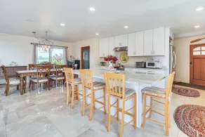 Grill Out, Play Pool: Huge Home on Lake Champlain! - Innvendig