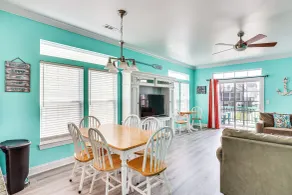 Calm Coastal Haven w/ 2 Balconies Near Beach - Intérieur