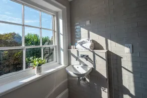Poets 24 - Baño