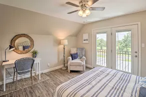 Chic Lakehouse w/ Deck & Fire Pit, Walk to Golf! - Intérieur