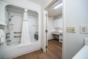HomeTowne Studios by Red Roof St. Louis - Airport/ N Lindbergh - Salle de bain