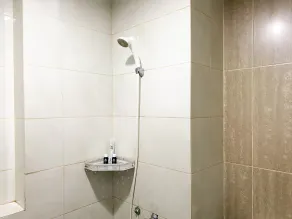 Simply Look Studio at Grand Dhika City Apartment By Travelio - Badeværelse