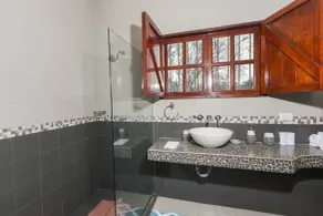 Hotel Casa Leona - Bathroom