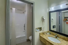 Quality Inn & Suites Portage Central - Salle de bain
