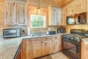 Waterfront Davis Pond Cabin w/ Dock + Kayaks! - Innenbereich