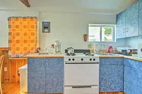 Lakefront Rumney Retreat w/ Shared Dock & Beach! - Interiör
