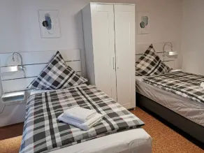 Apartamento vacacional con barbacoa, piscina y jardín | Vistas al jardín - Habitación