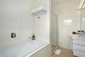 Tuakau Hotel - Baño
