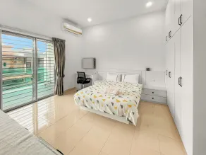 4 Bedroom Landed House - Habitación