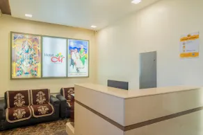 Itsy Hotels M Near Pandit Nehru Bus Stand & Varadhi Junction - Rezeption