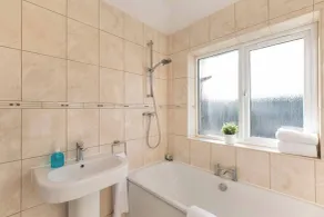 Skyvillion - London Enfield 4 Bedroom Cosy House Free Parking Garden - Bad