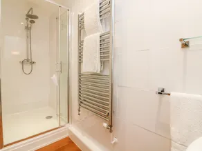 Cosy Cottage - Bathroom