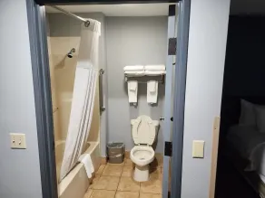 Quality Inn & Suites Oklahoma City North - Salle de bain