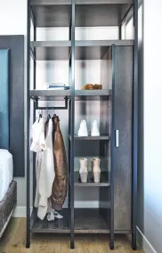 The Docent's Collection - Habitación