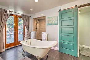 Walk to Keller Beach: Waterfront Studio w/ Hot Tub - Innvendig