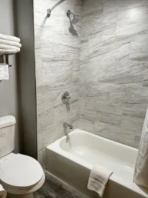 AmericInn by Wyndham Eagle River Downtown - Badrum